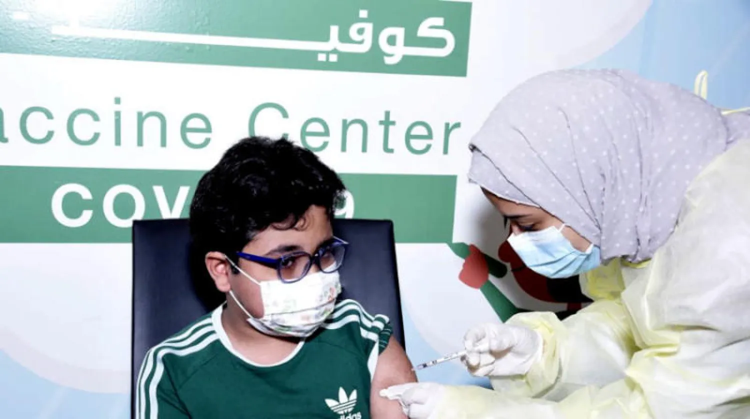 أول طفل سعودي تلقى اللقاح في «مركز الظهران» بالمنطقة الشرقية أمس (الشرق الأوسط)
