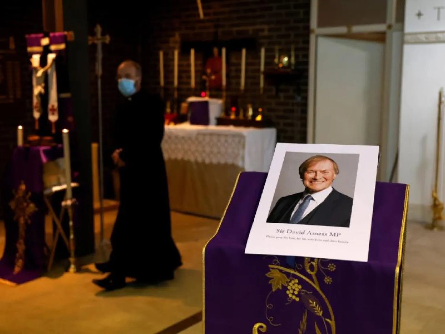 تشييع النائب البريطاني ديفيد أميس (أ.ف.ب)