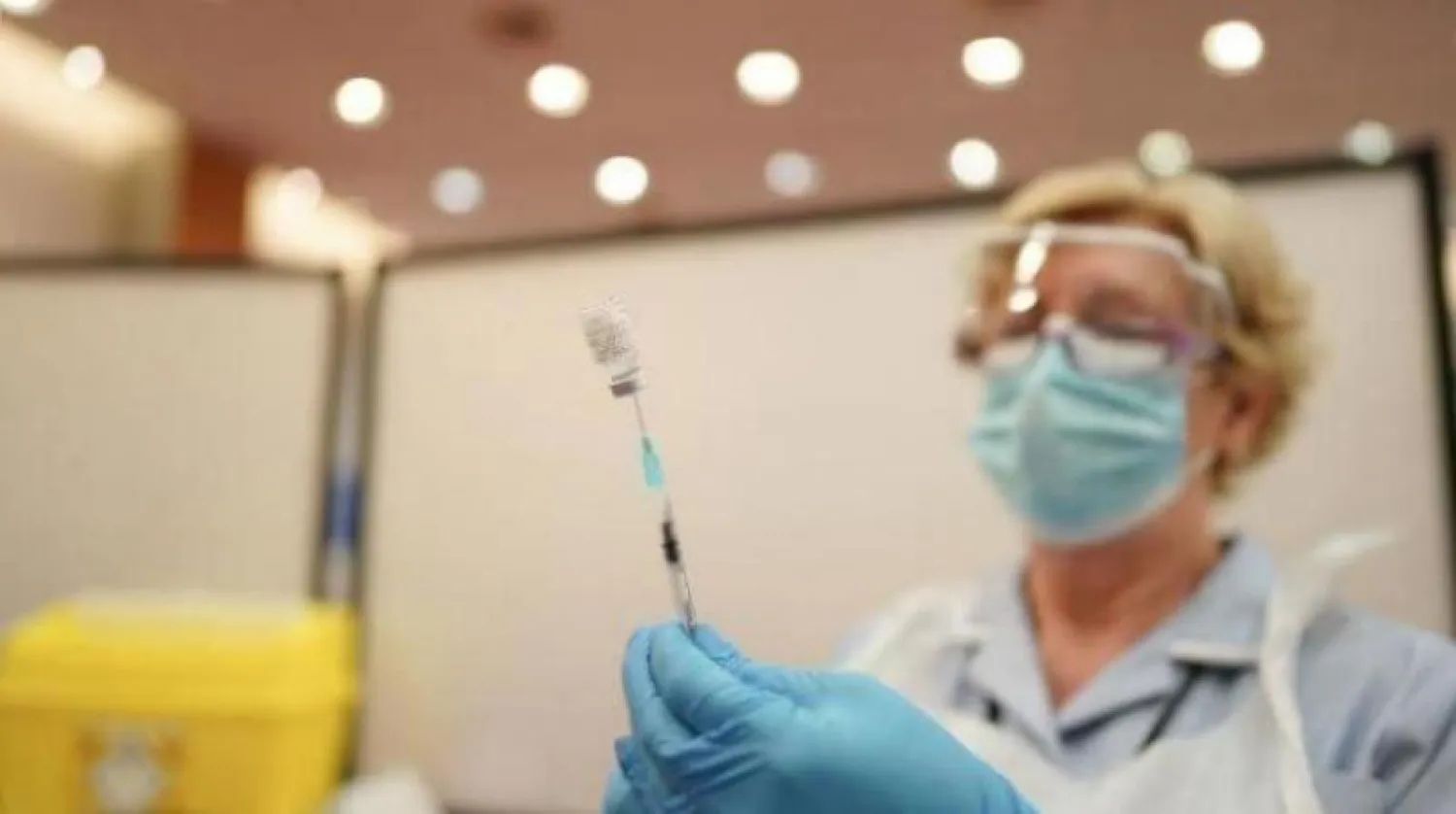 إعداد جرعة من لقاح «كورونا» داخل أحد مراكز التلقيح في مدينة نيوكاسل البريطانية (أ.ف.ب)