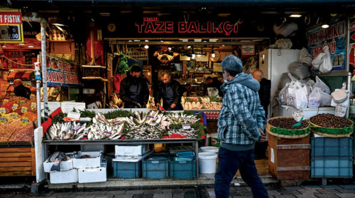 تراجع مؤشر ثقة المستهلكين في تركيا إلى أدنى مستوياته منذ بدء تسجيل البيانات في 2004 (أ.ف.ب)