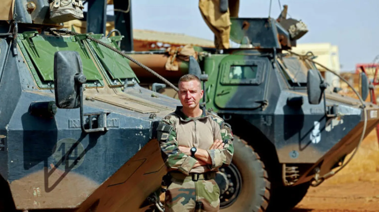 جندي فرنسي أمام عربات مدرعة بقاعدة للجيش شمال مالي ضمن قوة «برخان» المناهضة للمتشددين بمنطقة الساحل (أ.ف.ب)