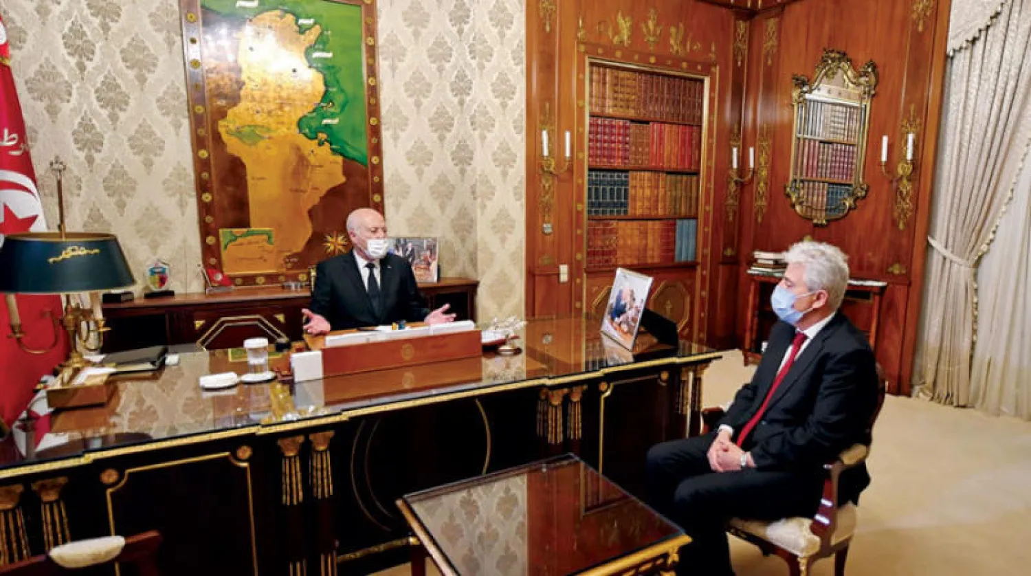 الرئيس قيس سعيّد خلال استقباله وزير الدفاع عماد مميش أول من أمس (الرئاسة التونسية)