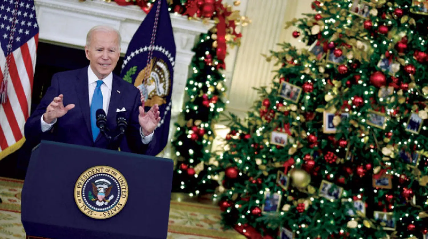 الرئيس الأميركي جو بايدن يتحدث أمام الصحافيين في البيت الأبيض عن وضع وباء «كورونا» (أ.ف.ب)