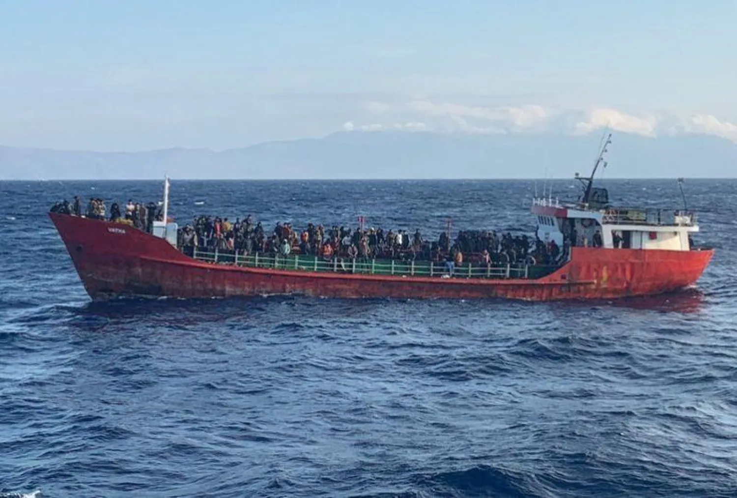 مهاجرون على متن سفينة شحن في المياه اليونانية (أرشيف - رويترز)