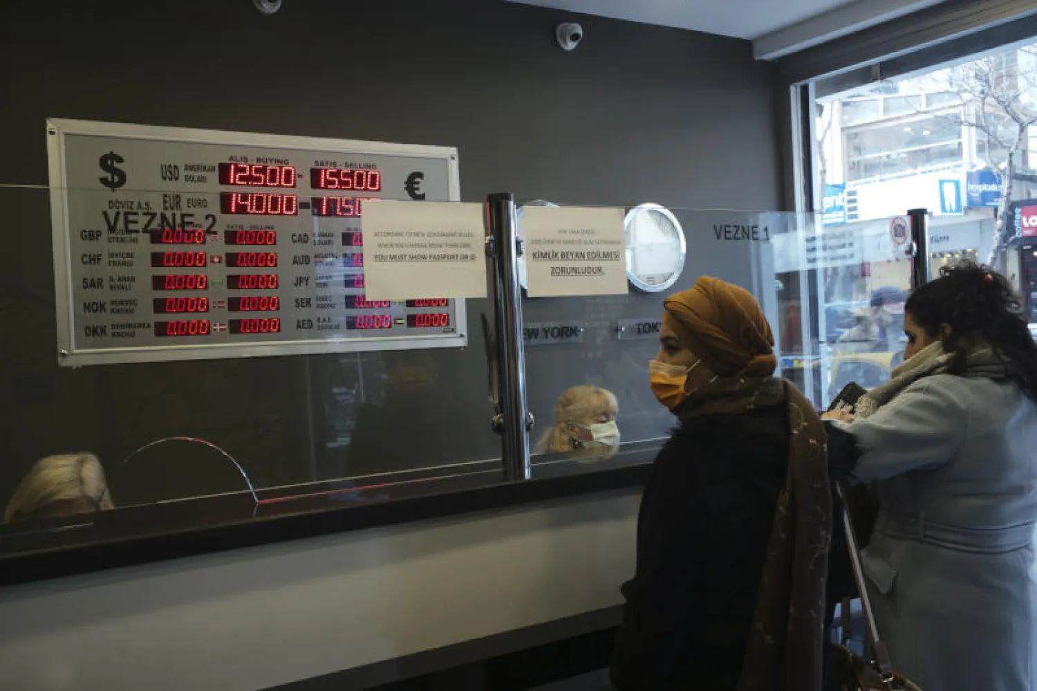 داخل محل للصيرفة في العاصمة التركية أنقرة (أ.ب)