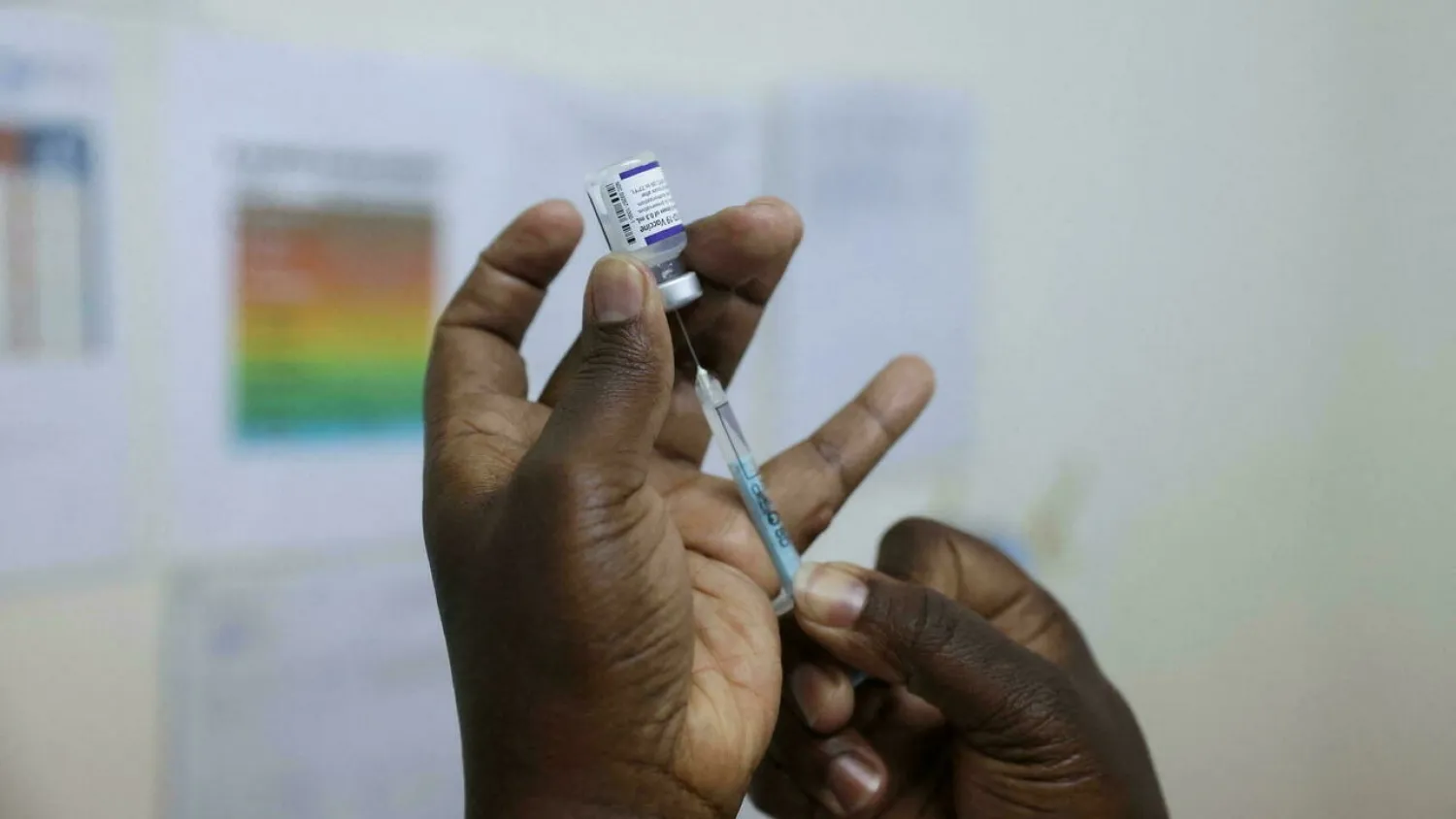 
A medical worker prepares to administer a dose of the coronavirus disease (COVID-19) vaccine in Tel Aviv, Israel November 22, 2021. © Corinna Kern, REUTERS
