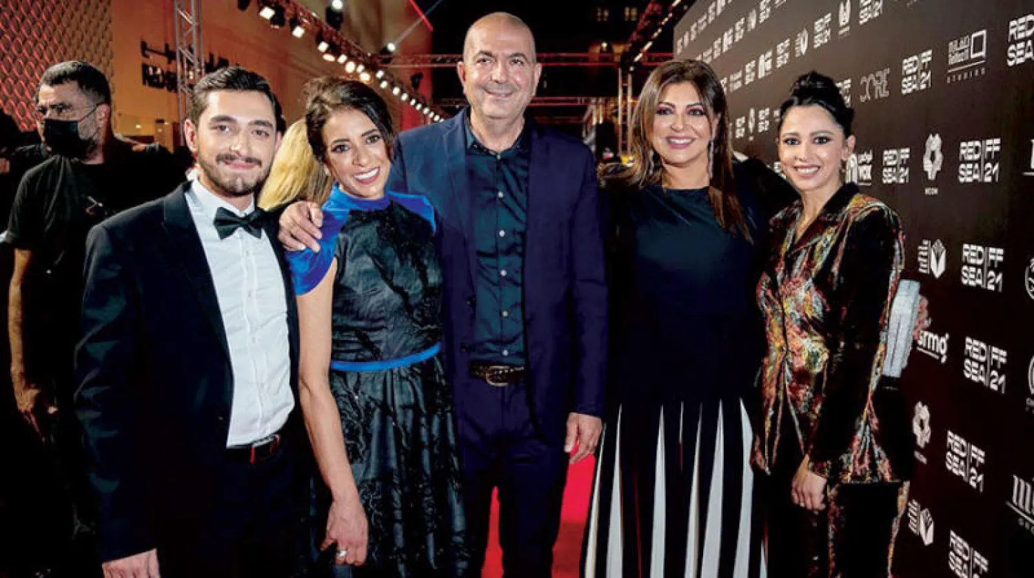 ميساء مع أسرة فيلم «صالون هدى» (الشرق الأوسط)