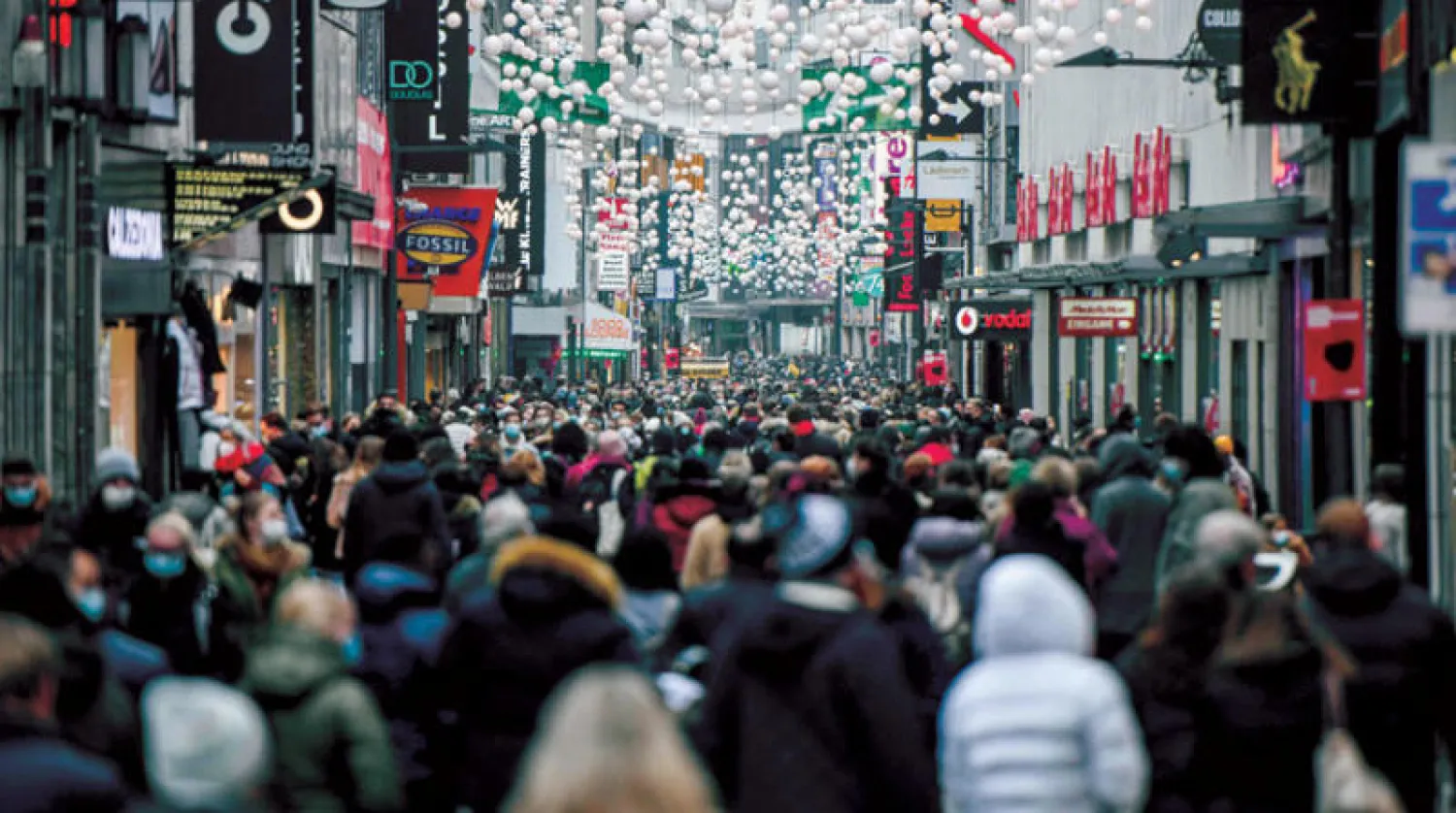 تعاني ألمانيا من نقص في الإمدادات قبيل أعياد الكريسماس وهو ما يظهر جلياً في الازدحام على السلع المتوفرة في بعض المتاجر بغرب البلاد (أ.ف.ب)