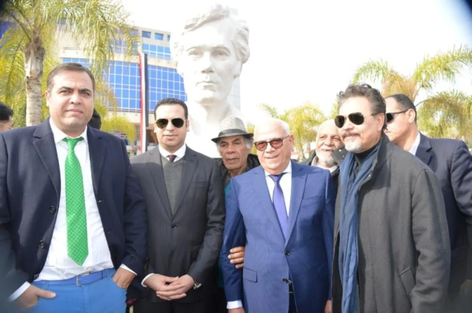 الفنان محمد رياض ومحافظ بورسعيد عادل الغضبان خلال تدشين التمثال (محافظة بورسعيد)