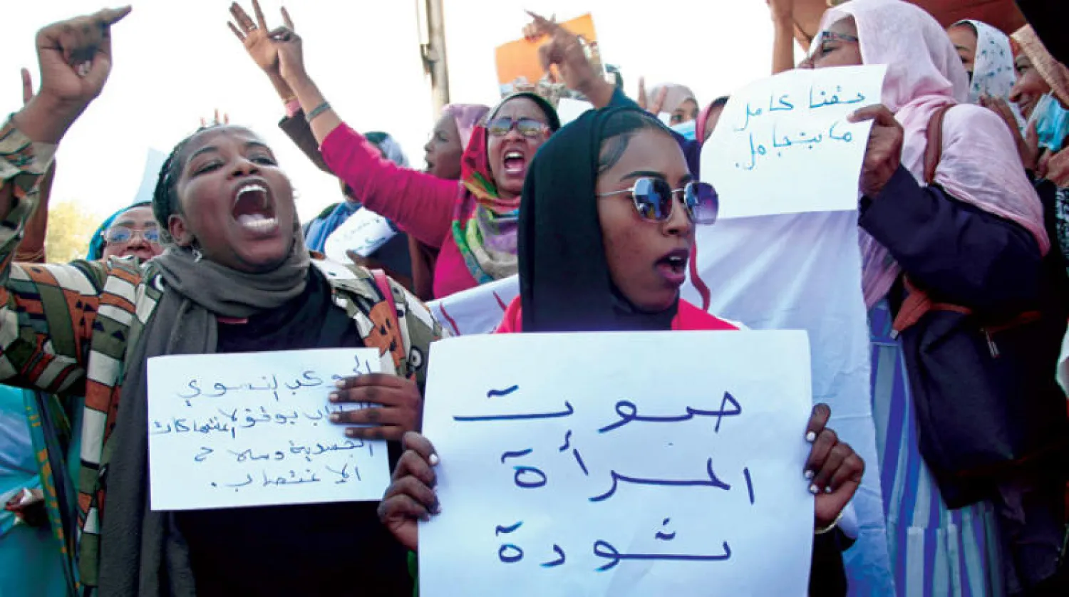مظاهرات نسائية في الخرطوم بعد إعلان الأمم المتحدة تعرض 13 امرأة للاغتصاب في المسيرات الأخيرة أمام القصر الجمهوري (أ.ف.ب)