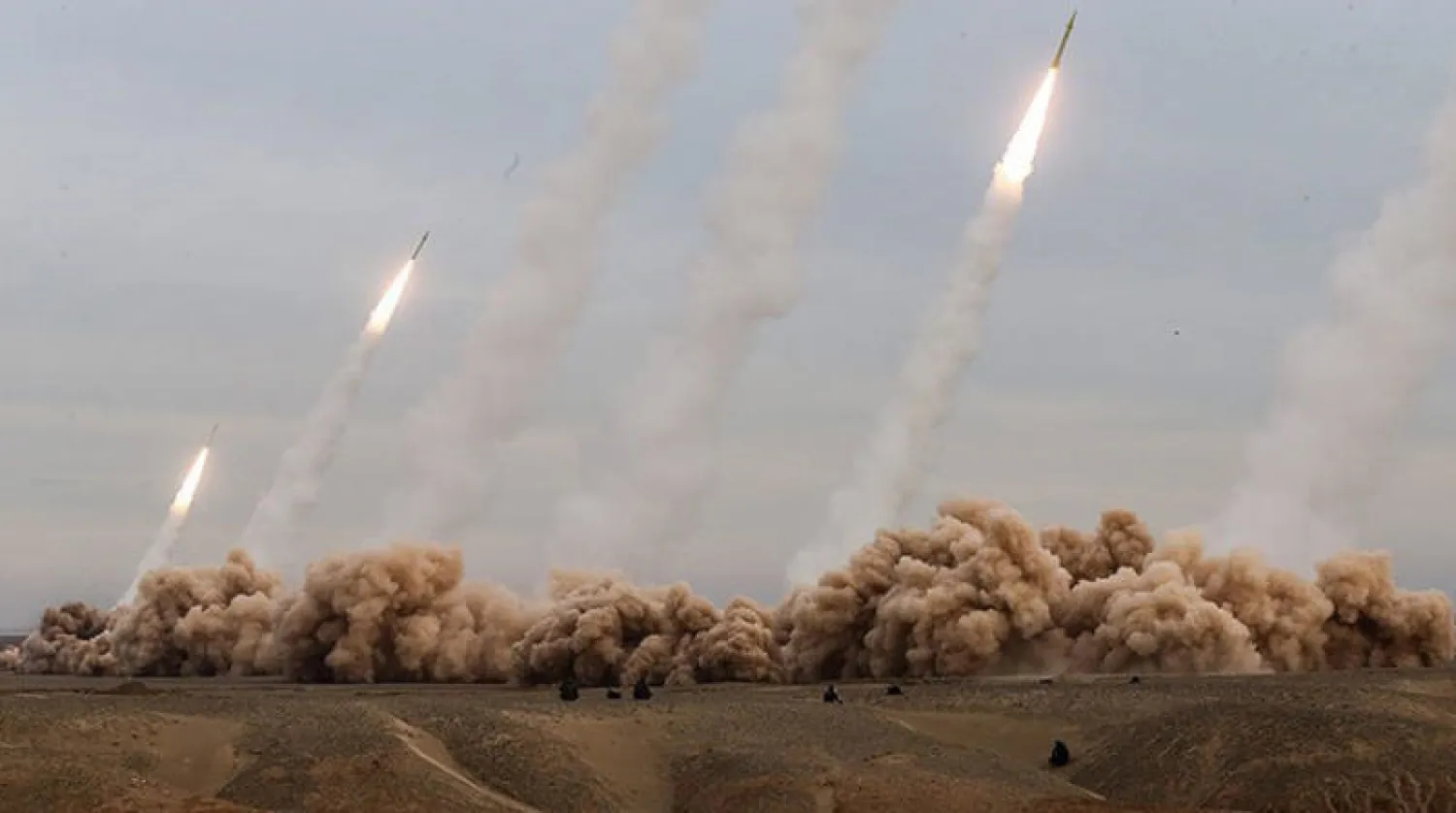 إطلاق صواريخ باليستية في مناورات «الحرس الثوري» في موقع غير معروف بإيران أمس (تسنيم)