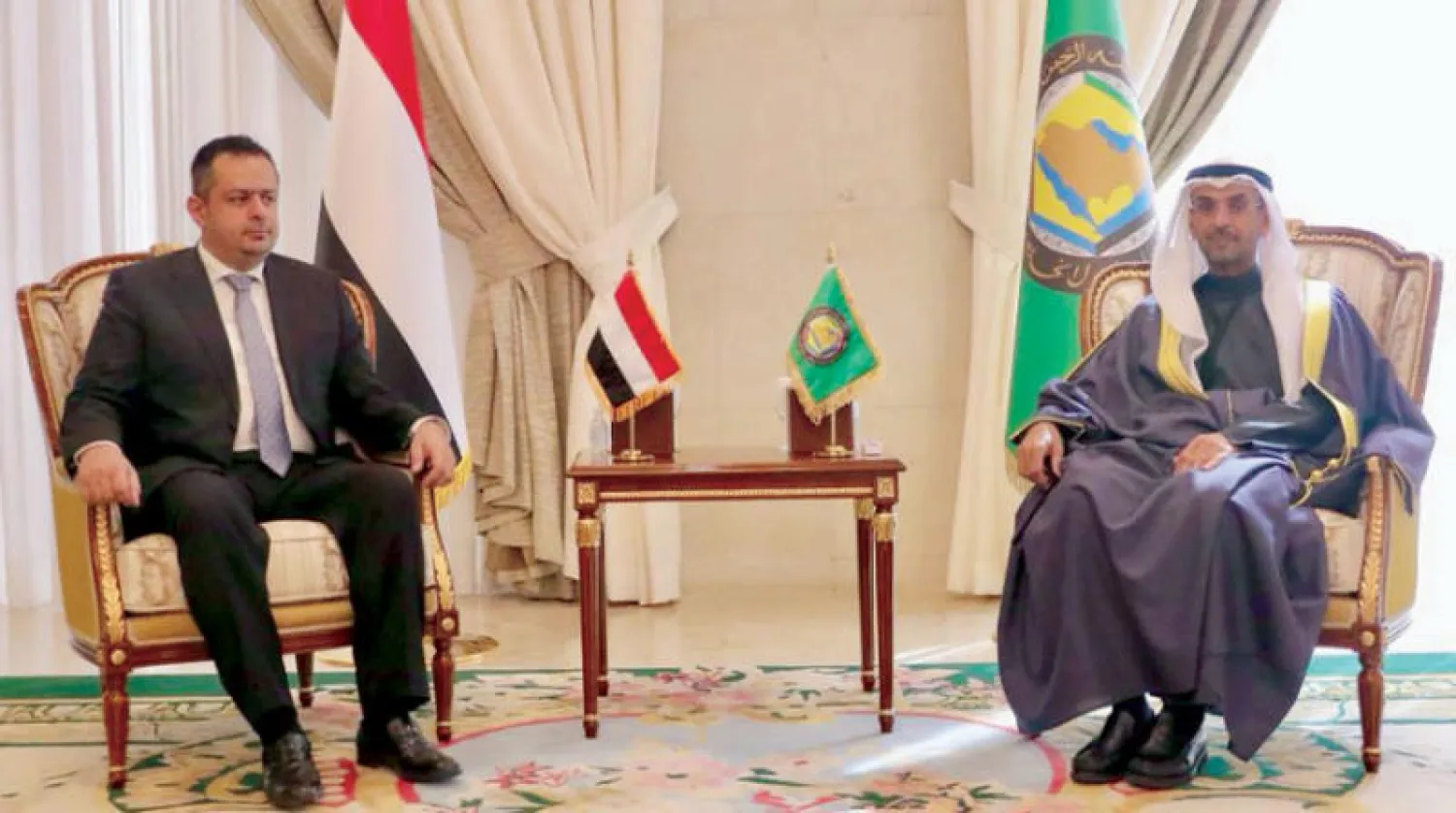 رئيس الوزراء اليمني لدى لقائه أمين عام مجلس التعاون الخليجي في الرياض أمس (واس)