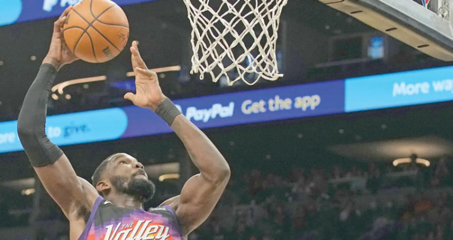 دياندري لاعب  فينيكس صنز يسجل في سلة أوكلاهوما  ليضمن لفريقه الصدارة قبل مواجهة ووريرز (أ.ب)