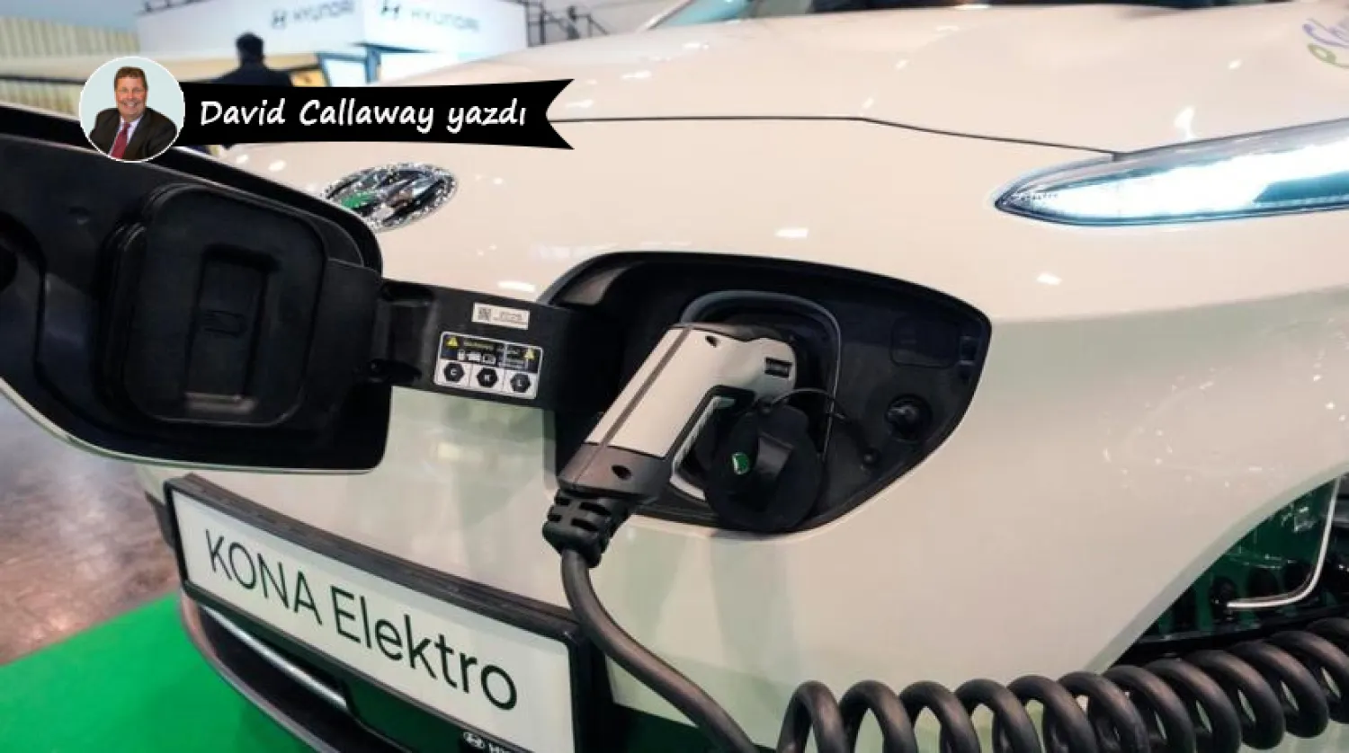 Almanya'nın Essen kentinde düzenlenen Otomobil Fuarı'nda Hyundai'ye ait Kona model elektrikli otomobil şarj ediliyor (AP)

