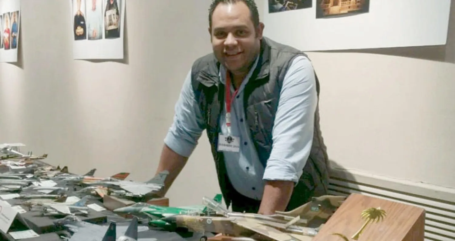 المهندس المصري سيد فؤاد وسط مجسماته (الشرق الأوسط)