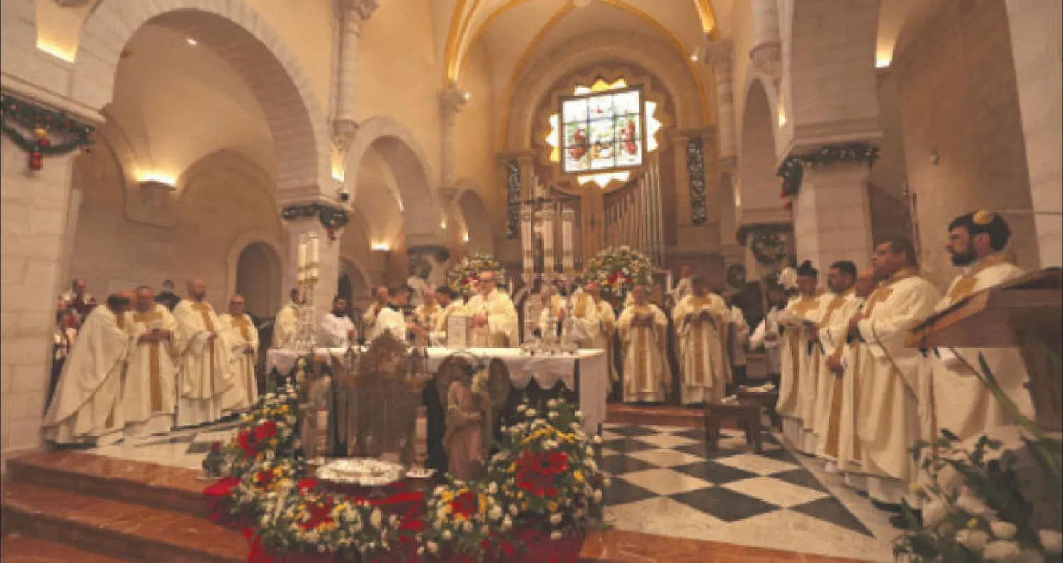 المدبر الرسولي للبطريركية اللاتينية في القدس بييرباتيستا بيتسابالا  يترأس قداس عيد الميلاد في كنيسة المهد ببيت لحم الضفة الغربية المحتلة (أ.ف.ب)