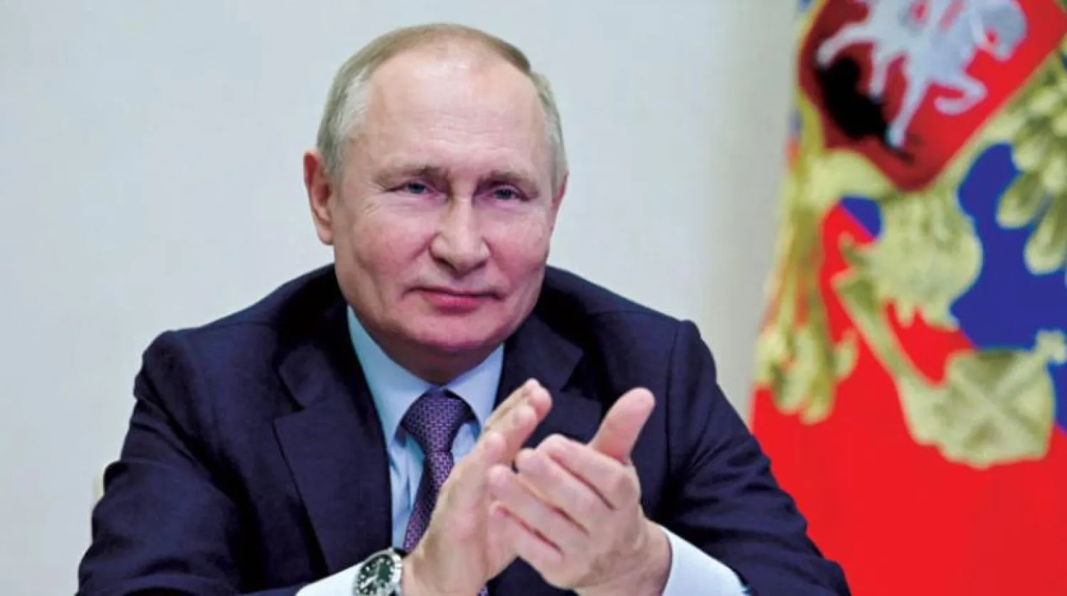 Rusya Devlet Başkanı Vladimir Putin dün video aracılığıyla hükümet toplantısına katılırken (AFP)