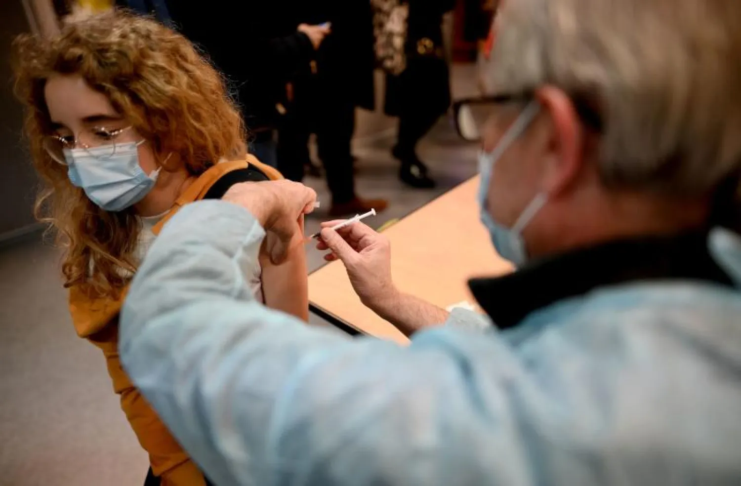 طفلة تتلقى جرعة لقاح ضد «كوفيد-19» في باريس (أ.ف.ب)