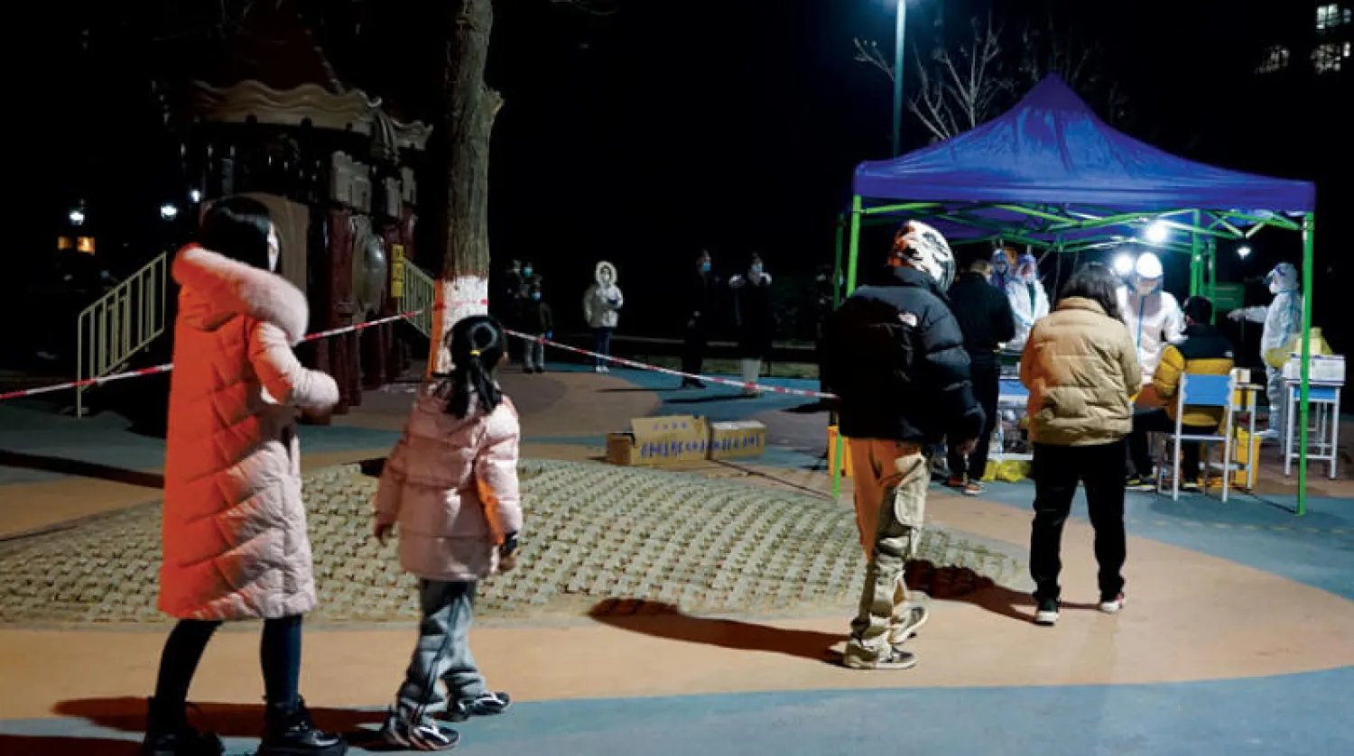 مركز فحص «كورونا» في الصين (إ.ب.أ)