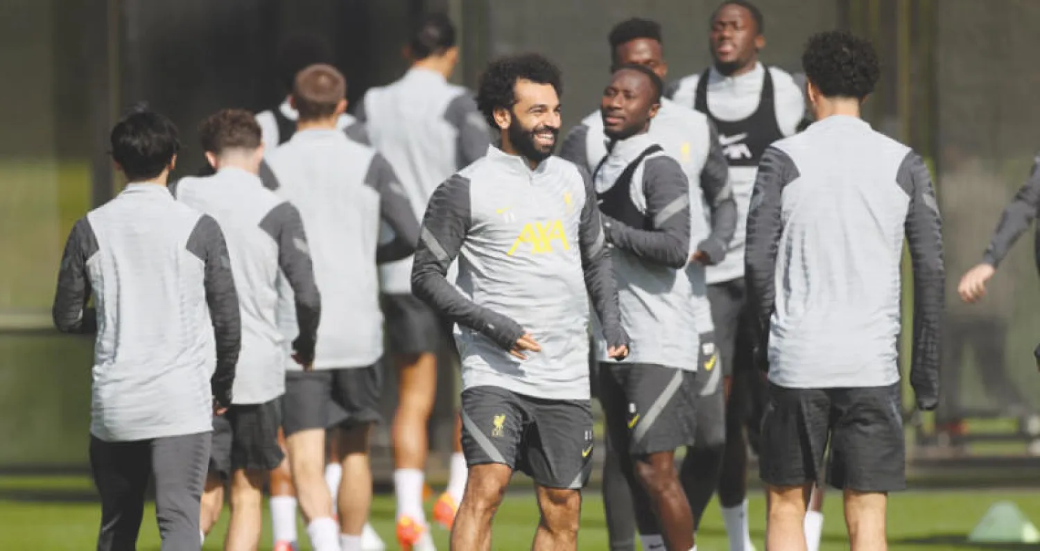 صلاح يتوسط لاعبي ليفربول خلال التدريبات استعداداً لمواجهة ليستر (رويترز)