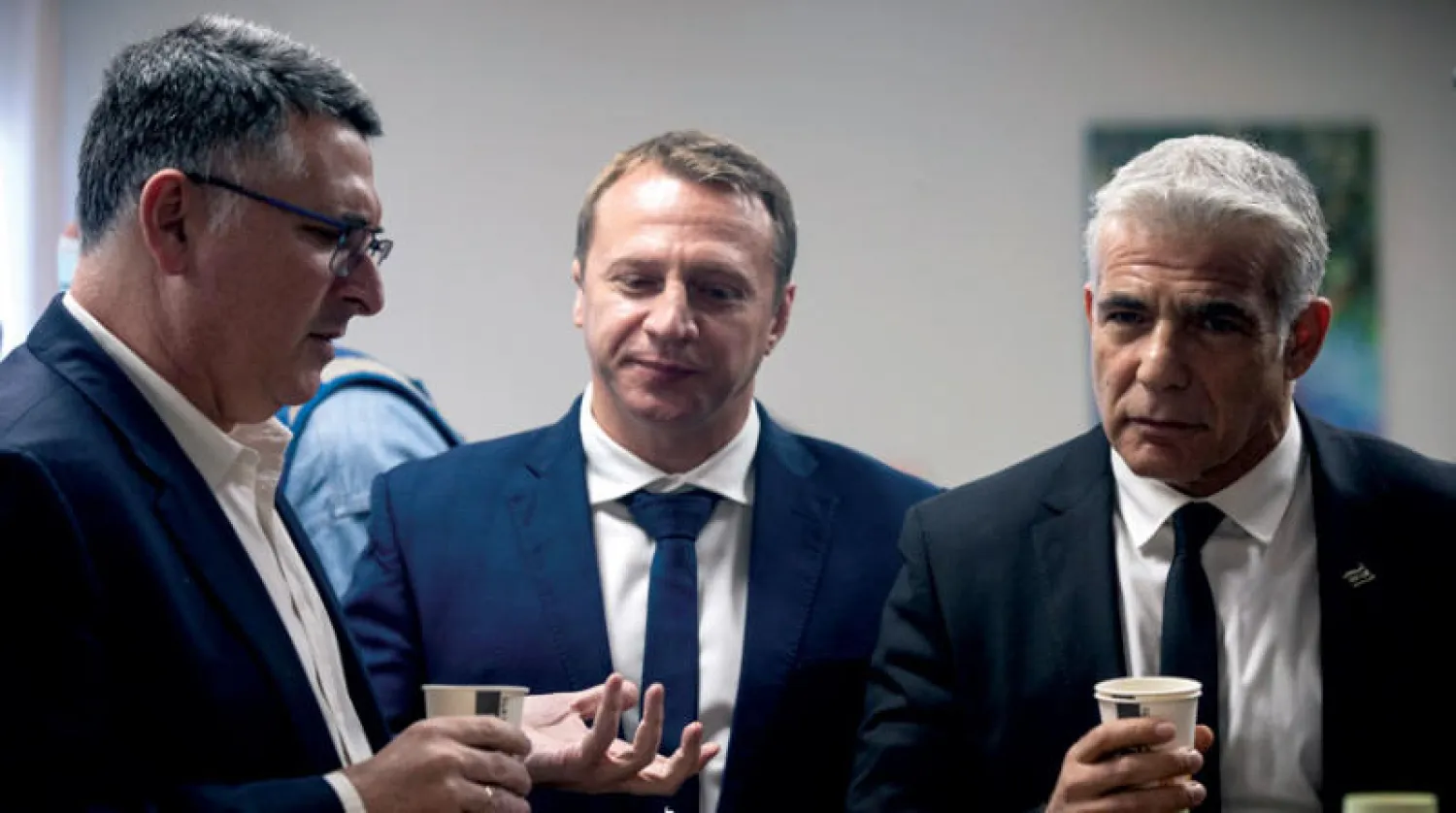 وزير الخارجية الإسرائيلي يائير لبيد مع وزير العدل جدعون سار ووزير السياحة يوئيل رازفوزوف في مرتفعات الجولان أول من أمس (إ.ب.أ)