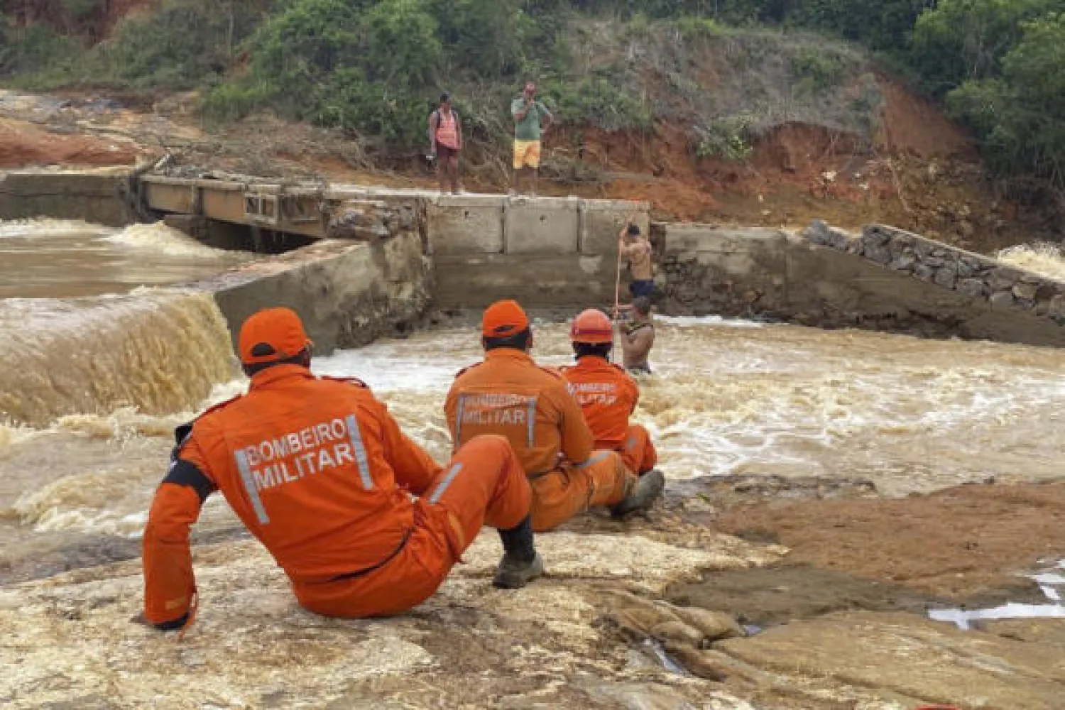 قال حاكم مدينة باهيا أن عدد المنازل والشوارع والبلدات المغمورة تماماً بالمياه أمر مرعب (ا.ف.ب)
