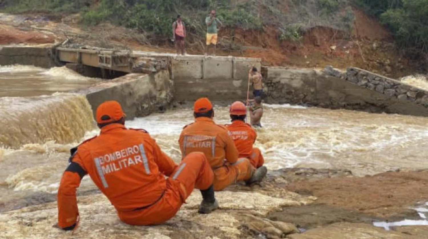 Bahia şehrinin valisi, tamamen sular altında kalan ev, sokak ve kasabaların sayısının korkunç olduğunu söyledi (AFP)

