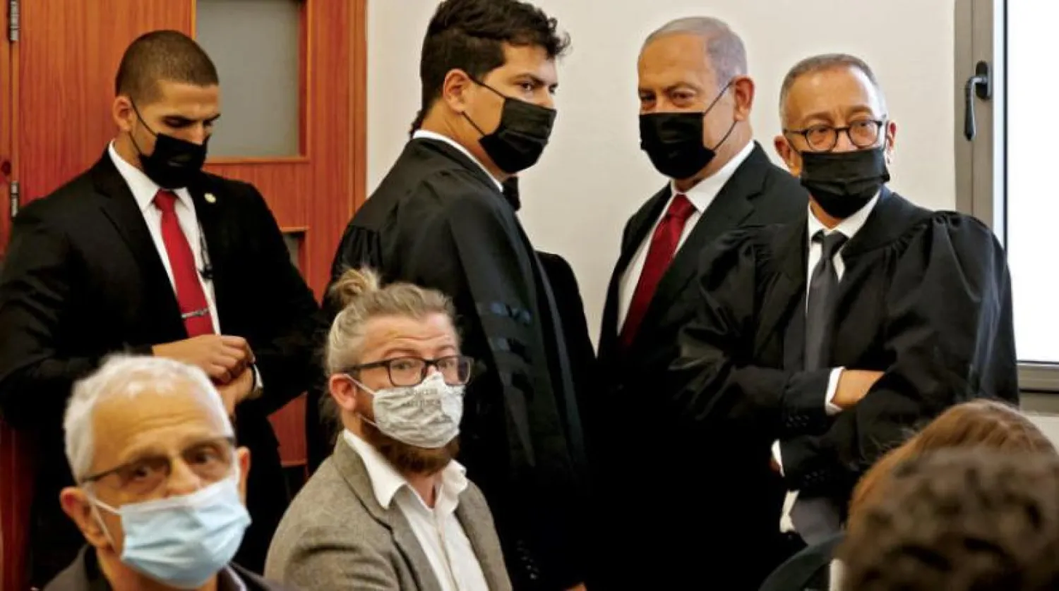 Eski İsrail Başbakanı Binyamin Netanyahu’nun (sağdan ikinci) geçen Kasım ayında Kudüs Bölge Mahkemesi’ndeki davası (EPA)