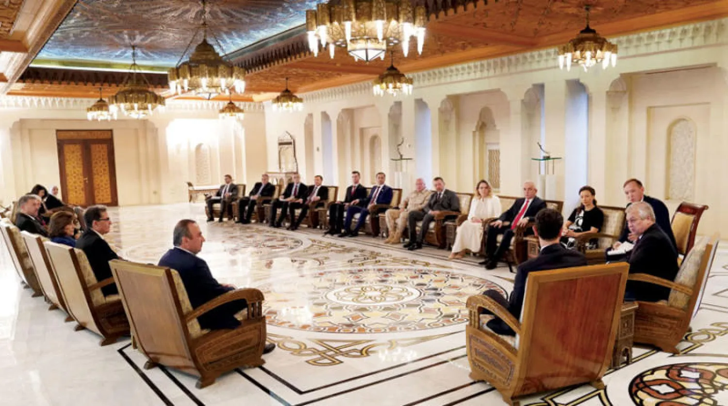 صورة وزعتها وكالة «سانا» لاجتماع الرئيس بشار الأسد بالمبعوث الرئاسي الروسي ألكسندر لافرنتييف على رأس وفد روسي في دمشق يوم 17 نوفمبر الماضي (إ.ب.أ)