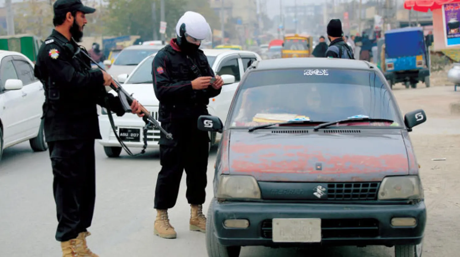 نقطة تفتيش أمنية بوسط مدينة بيشاور أمس عقب انتهاج أول سياسة أمنية قومية في باكستان خلال الفترة ما بين 2022 و2026 (إ.ب.أ)