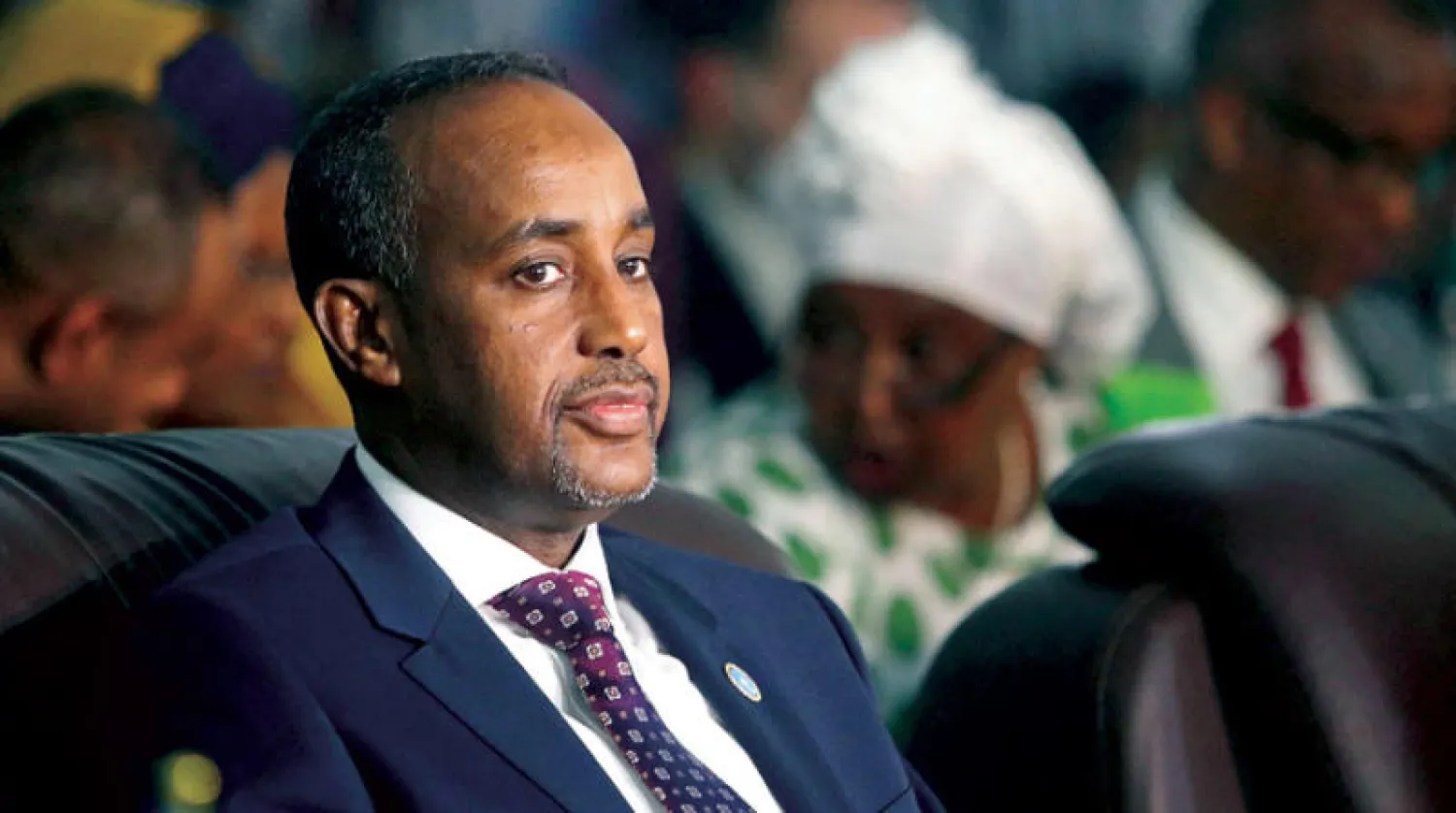 رئيس الوزراء محمد حسين روبلي خلال اجتماع في مقديشو مايو الماضي (رويترز)