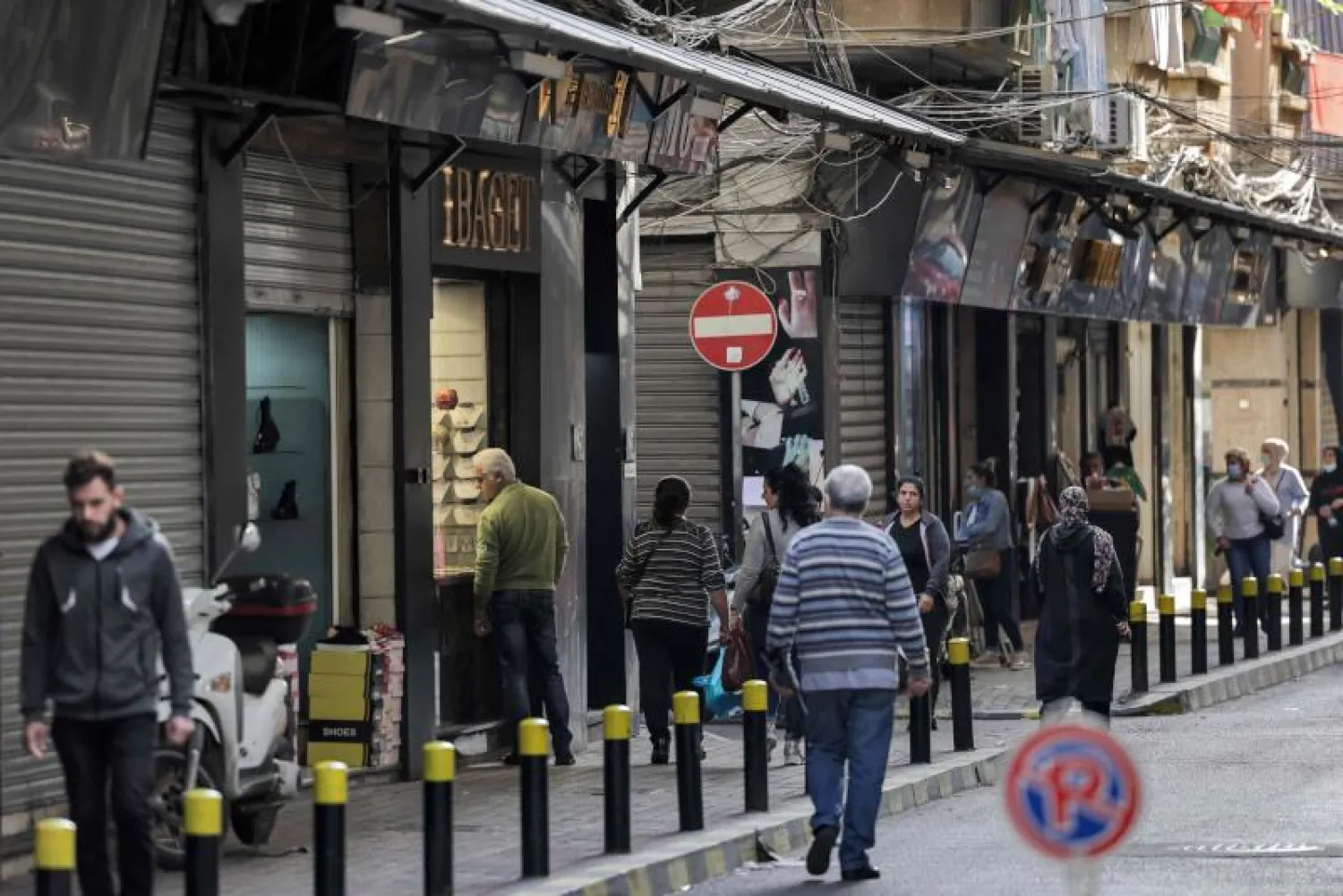 شارع تجاري في الضاحية الشمالية لبيروت (أ.ف.ب)