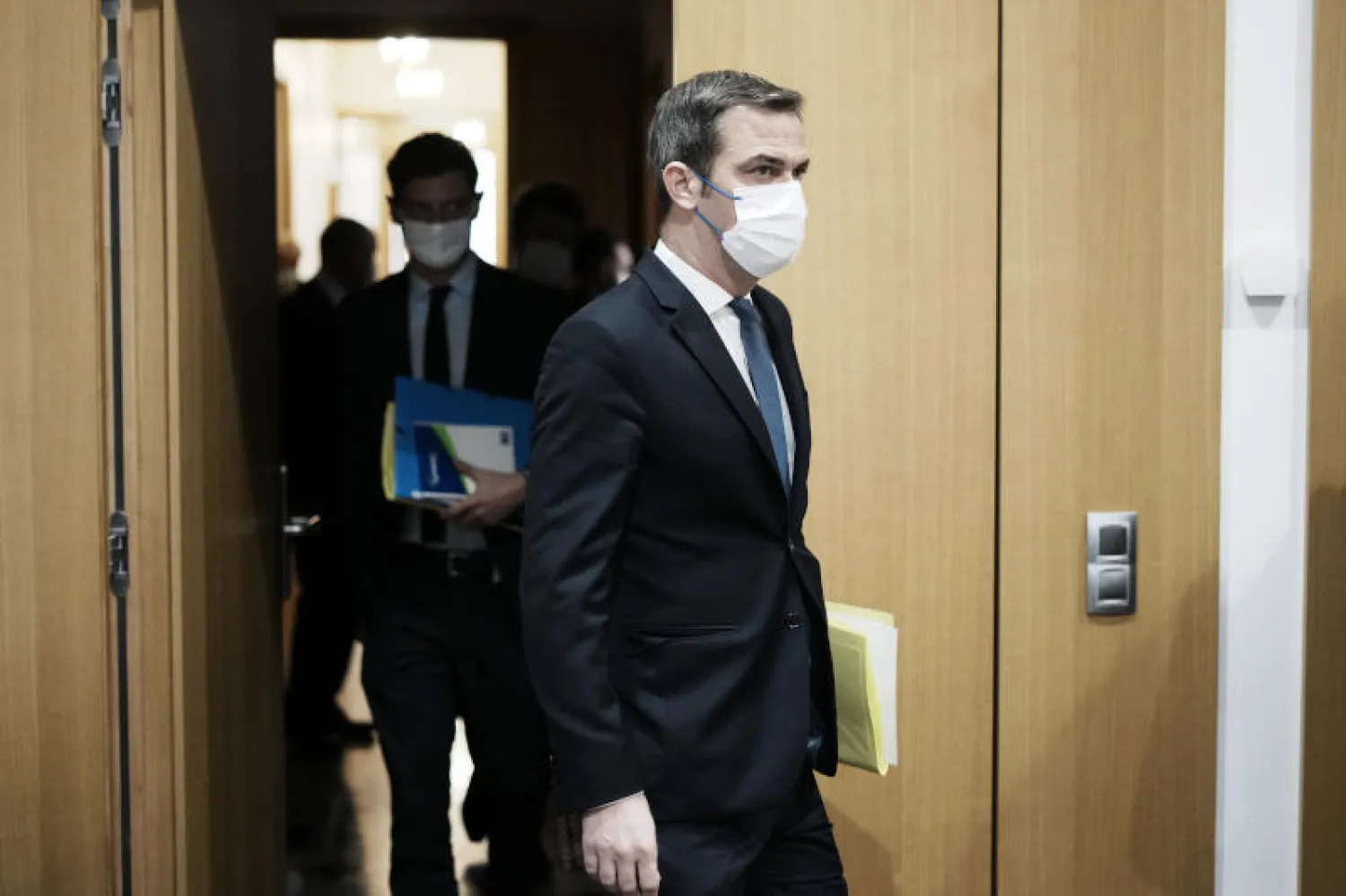 وزير الصحة أوليفييه فيران لدى وصوله إلى الجمعية الوطنية (أ.ب)