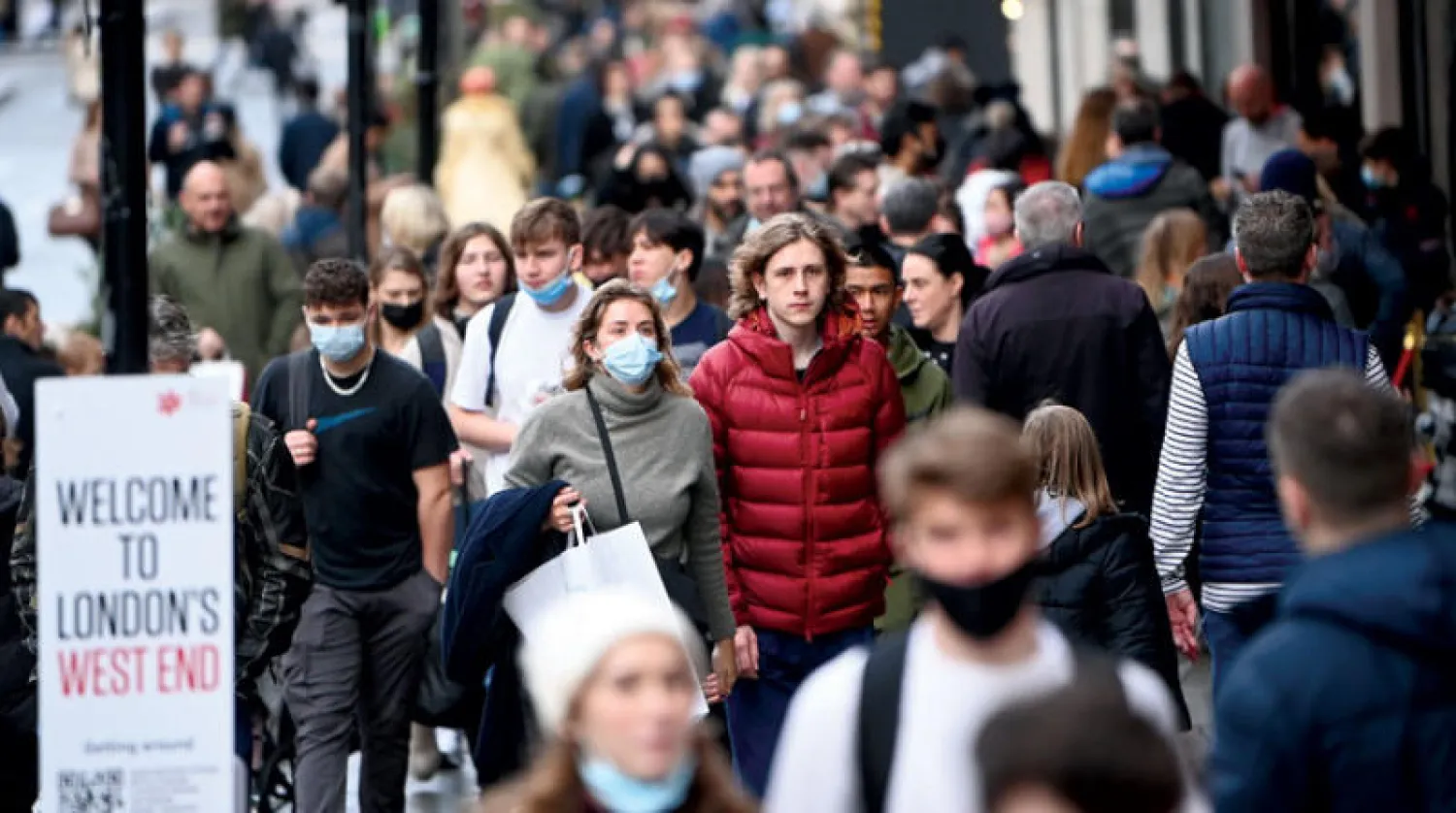متسوقون يتجولون في أحد شوارع العاصمة البريطانية أمس (إ.ب.أ)