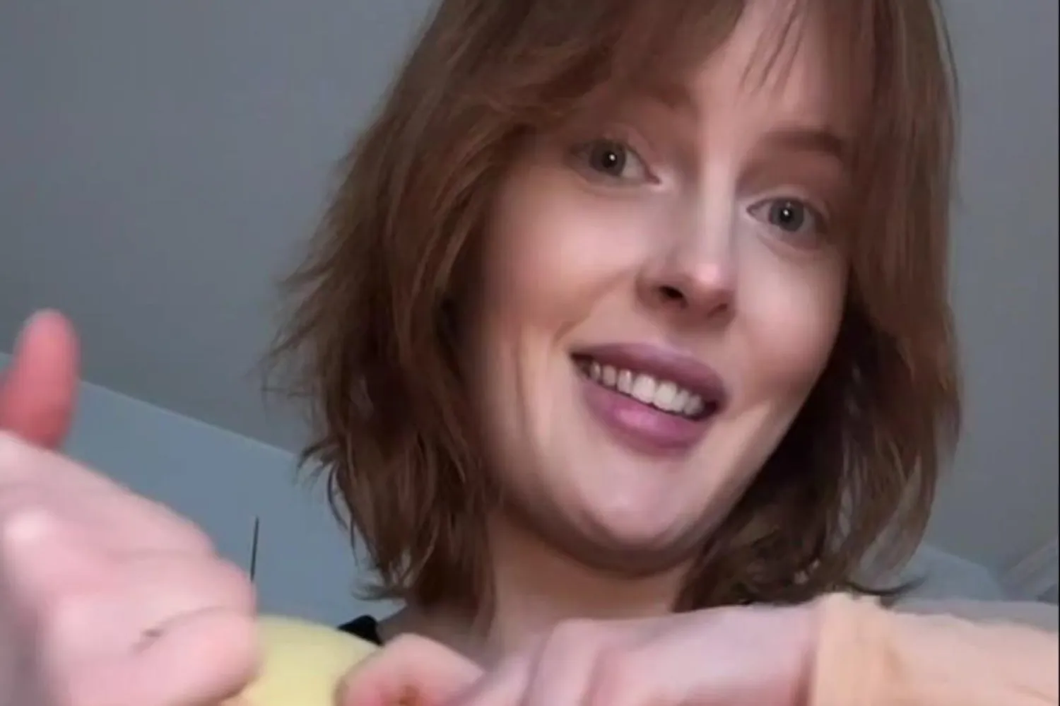 Büyük beden modeli, yüz ve boynun yine de ince görünmesinin sağlanması için büyük beden markaları tarafından şişman kostümleri giymeye zorlandığını söyledi (Screengrab/TikTok/@coolquinn)

