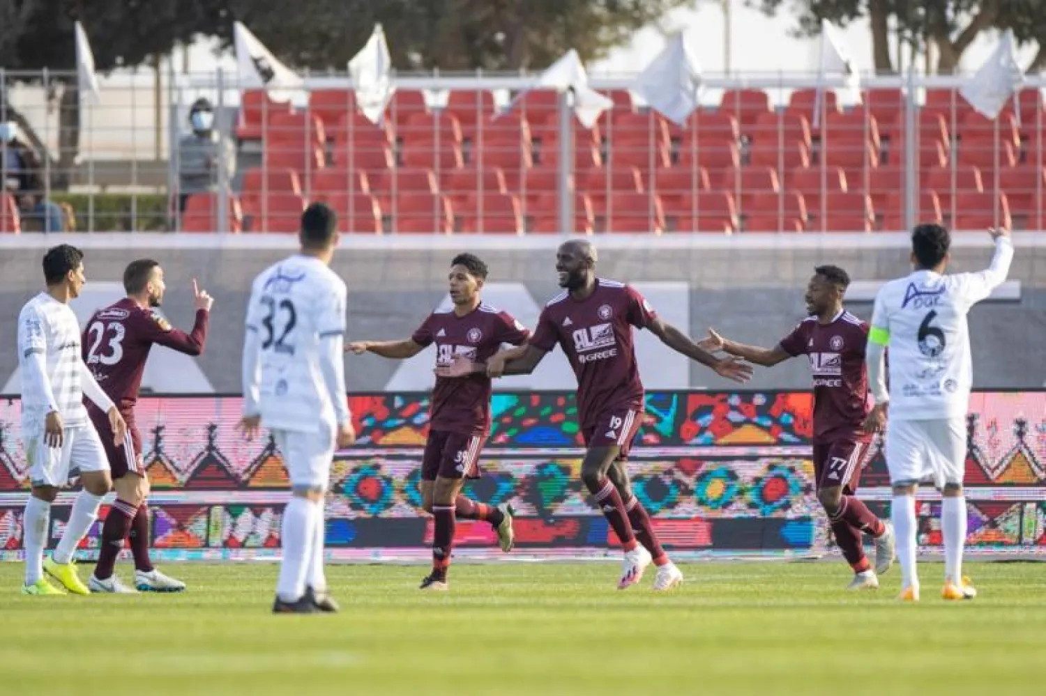 جانب من مواجهة الفيصلي الأخيرة أمام الطائي (تصوير: عبد الله الفالح)