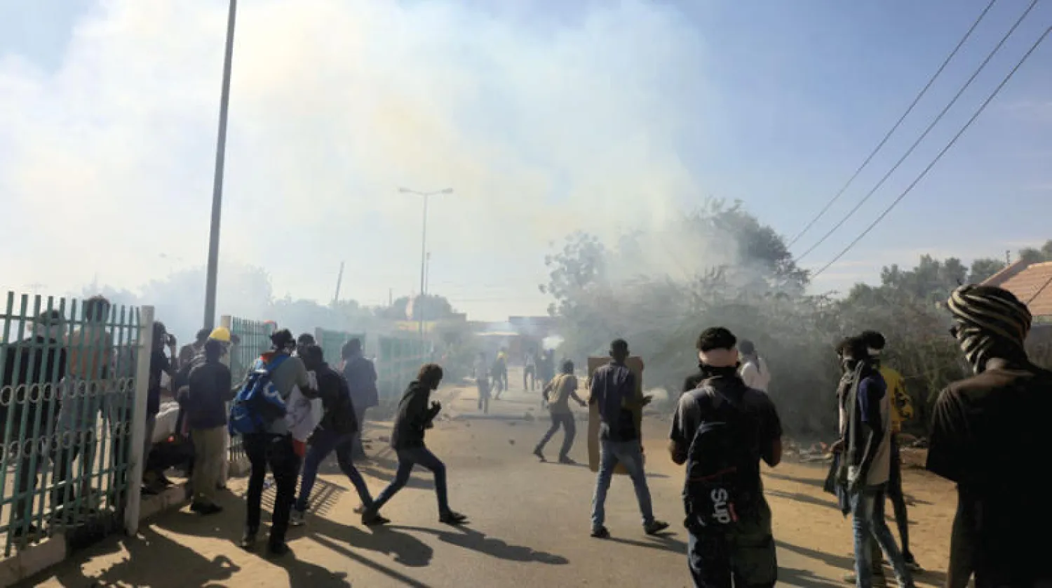 سحب الدخان والغازات تغطي سماء الخرطوم خلال اشتباكات بين المحتجين وقوات الأمن يوم الخميس (رويترز)