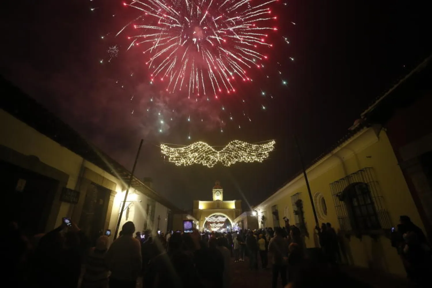 أشخاص يشهدون احتفالات رأس السنة الجديدة في غواتيمالا (إ.ب.أ)