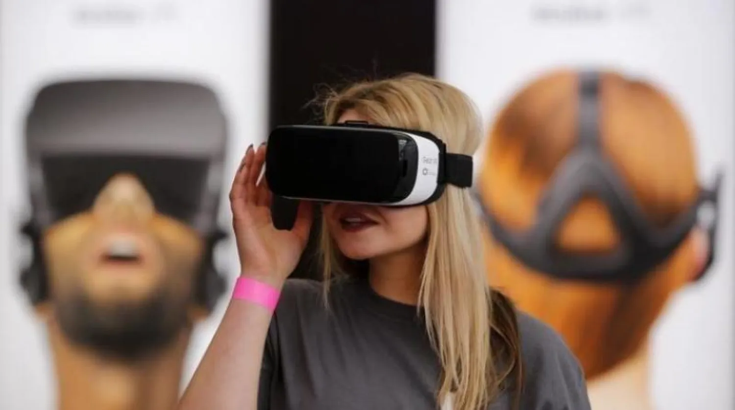 سيدة ترتدي نظارات الواقع الافتراضي (رويترز)