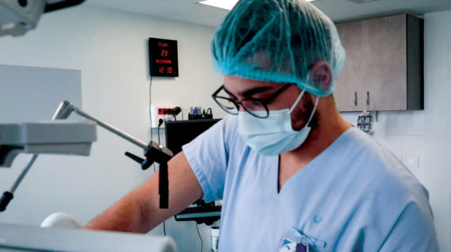 ممرض في عنبر لمرضى «كوفيد - 19» في ضواحي باريس (أ.ف.ب)