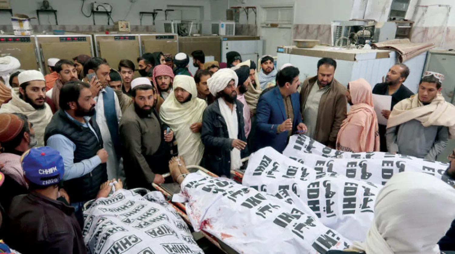 تشييع جثامين الضحايا من الطلاب في مدينة كويتا الحدودية أمس (إ.ب.أ)