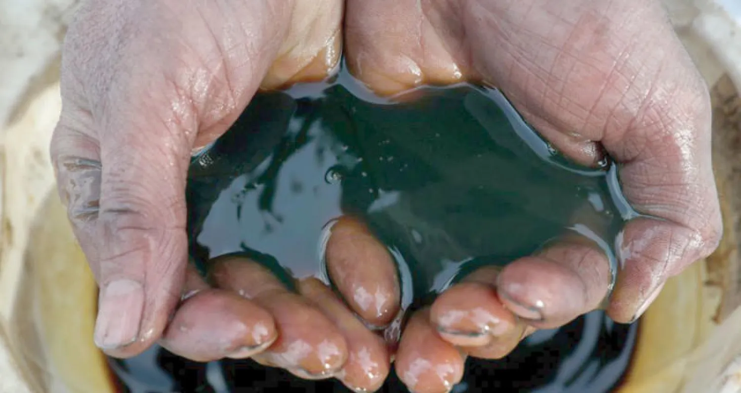 شهدت أسواق النفط في 2021 أقوى أداء لعقود الخامين القياسيين  منذ 2009 عندما صعدت الأسعار بأكثر من 70% (رويترز)