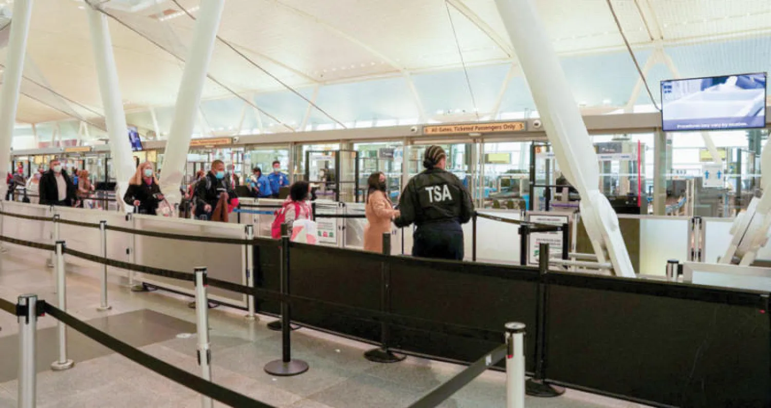 ألغيت آلاف الرحلات الأميركية في موسم الأعياد مع تفشي الذعر من «أوميكرون» (رويترز)