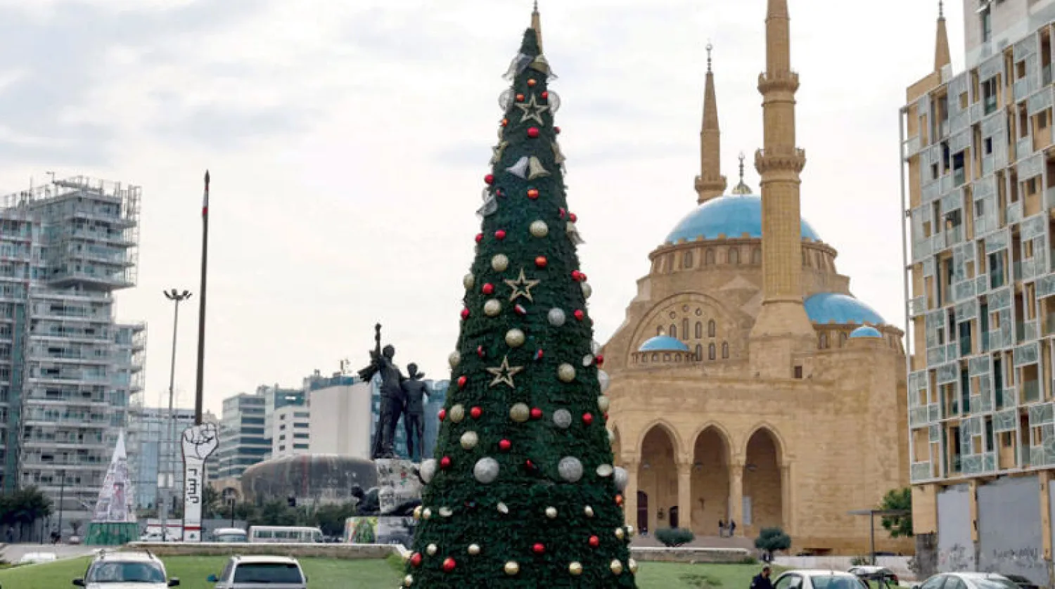 شجرة الميلاد في وسط بيروت أمس (أ.ف.ب)