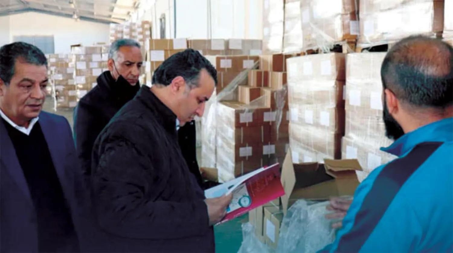 وزير التربية والتعليم الليبي المُكلف أحمد أبو خزام  يتفقد مخزناً للكتب في تاجوراء شرق طرابلس (الحكومة الليبية)