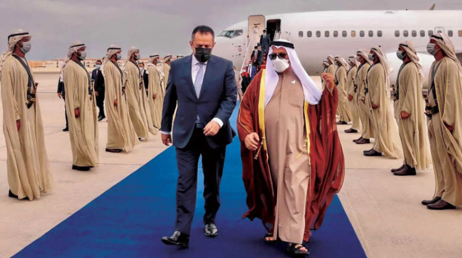 الدكتور معين عبد الملك لدى وصوله إلى أبوظبي أمس وكان في استقباله وزير الدولة بوزارة الخارجية الإماراتية خليفة شاهين (سبأ)