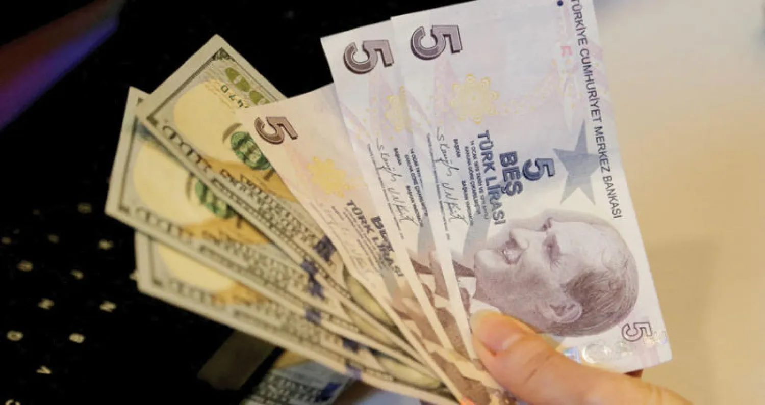 حصدت الليرة التركية بجدارة لقب العملة الأسوأ أداء في عام 2021 (رويترز)