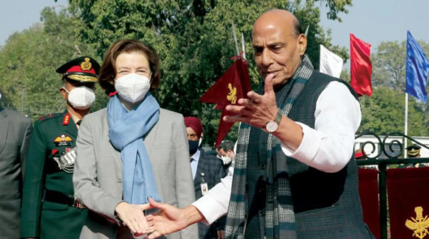 Fransa Savunma Bakanı Florence Parly dün Hint mevkidaşı Rajnath Singh ile Delhi'de bir araya geldi. (EPA)