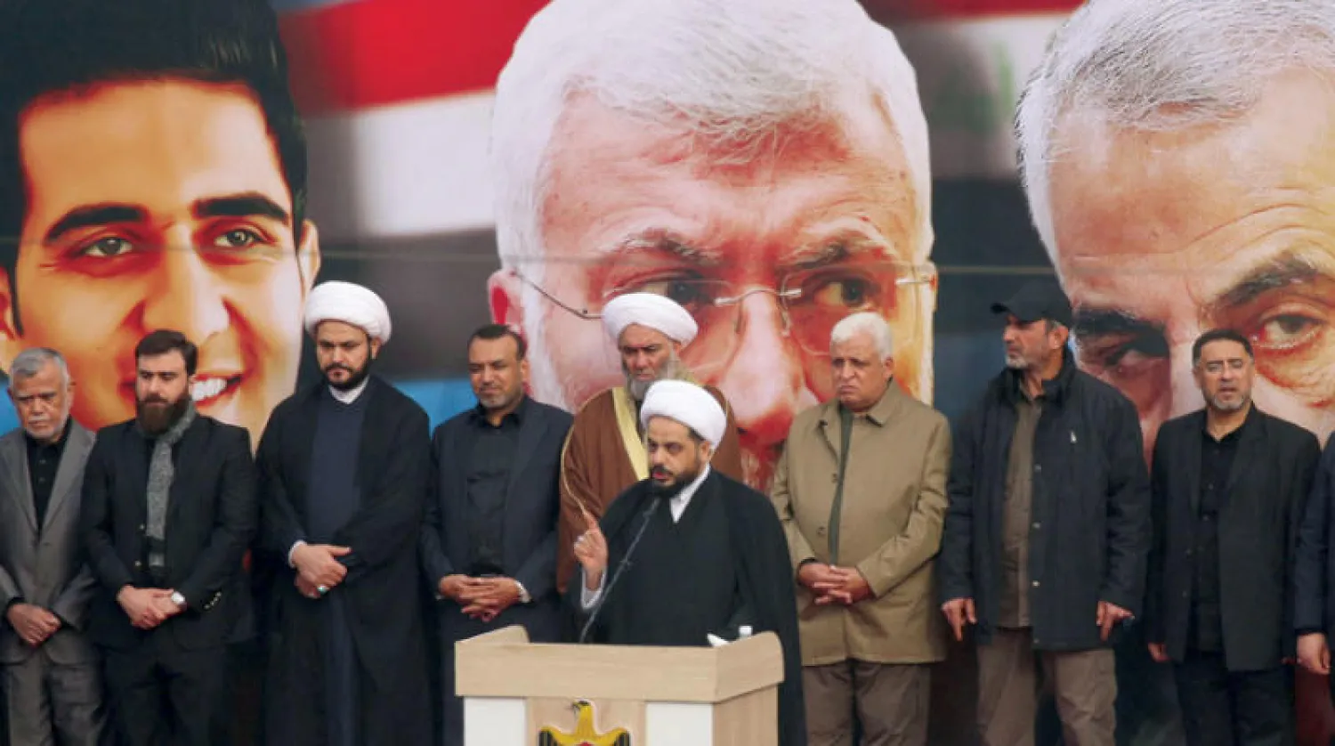 زعيم جماعة «عصائب أهل الحق» قيس الخزعلي يخطب في تجمع من أنصار «الحشد الشعبي» بمناسبة ذكرى مقتل الجنرال الإيراني قاسم سليماني والقيادي في «الحشد الشعبي» أبو مهدي المهندس في بغداد أمس (رويترز)