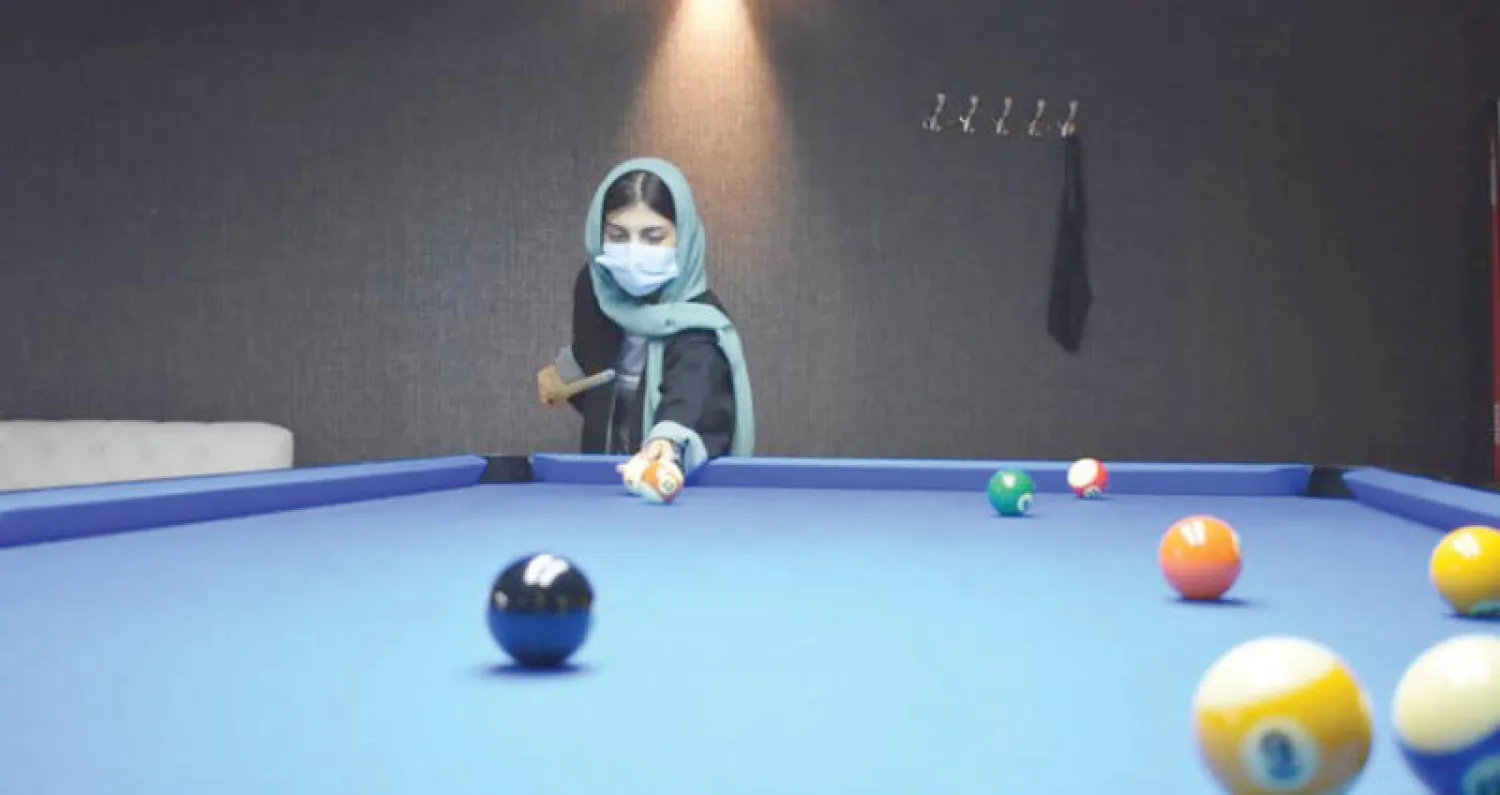 لاعبة سعودية تمارس البلياردو في إحدى الصالات الرياضية (الشرق الأوسط)